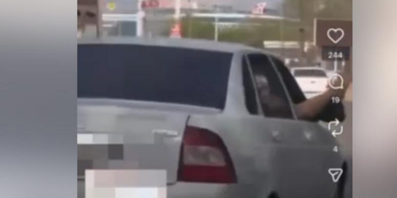 Көлік терезесінен аяғын шығарған: Өскеменде жүргізуші мен жолаушы жауапқа тартылды