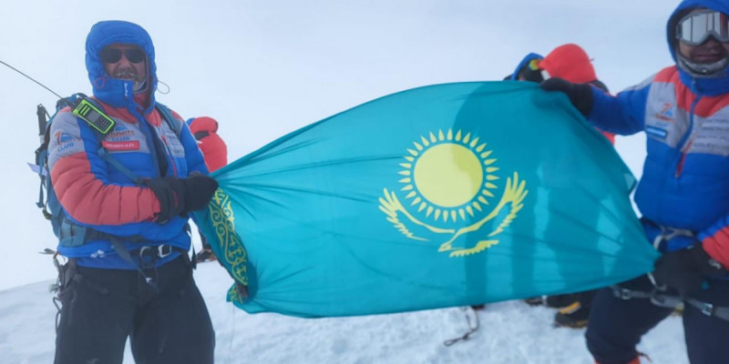 Қазақстандық альпинист 6 189 метр биік шыңда Қазақстан туын желбіретті