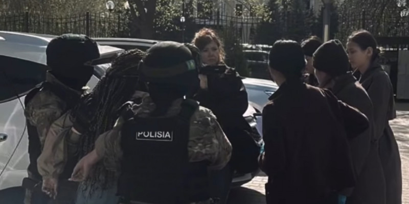 Оралда ер адамды суреттерімен бопсалаған әйел ұсталды (ВИДЕО)