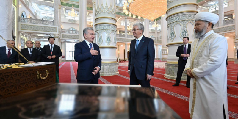 Қасым-Жомарт Тоқаев пен Шавкат Мирзиёев Түркістандағы жаңа мешітті аралады
