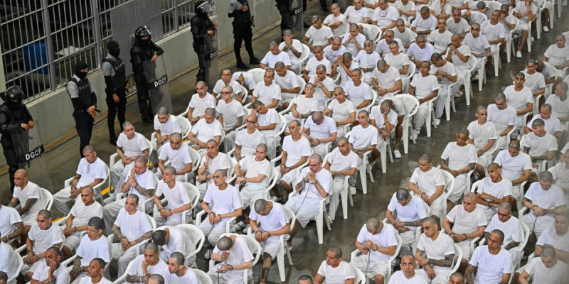 "47 мыңнан астам қылмыс жасаған": Сальвадорда 486 адамдық бандаға қатысты сот басталды