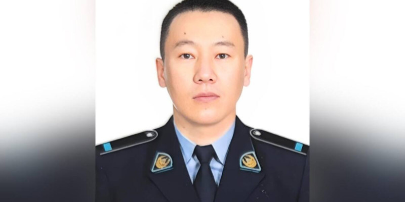 Полицей өртеніп жатқан үйден 90 жастағы әжейді құтқарып қалды