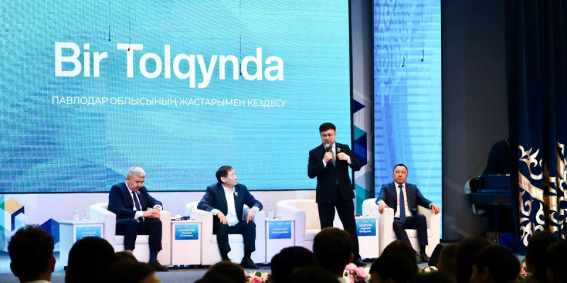 «Bir Tolqynda»: Павлодарда жастар мен депутаттар ашық диалог алаңында кездесті
