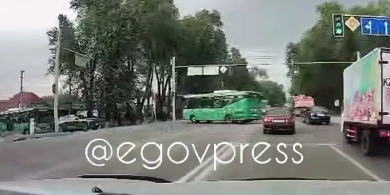 Алматы облысында жүк көлігі автобусқа соғылды (ВИДЕО)