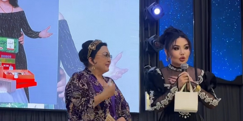 «Қытай қазақтары сізді қатты жақсы көреді»: Қытайдан елге оралған белгілі кәсіпкер Мақпал Жүнісоваға алтын жүзік сыйлады (ВИДЕО)