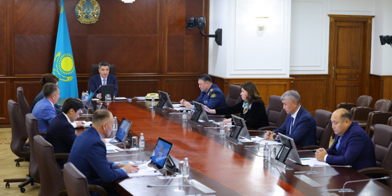 «Заң мен тәртіп»: Олжас Бектенов Есірткі қылмысына қарсы іс-қимыл жөніндегі штаб отырысын өткізді