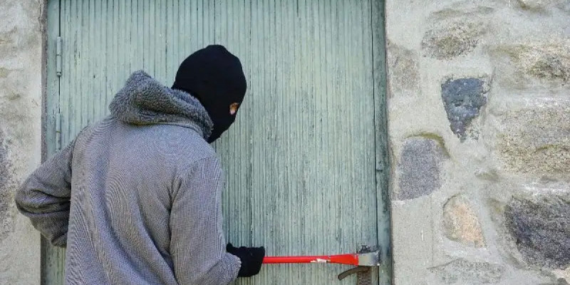 Көкшетауда жас жігіт алаяқтардан қорқып, шешесін тонаған