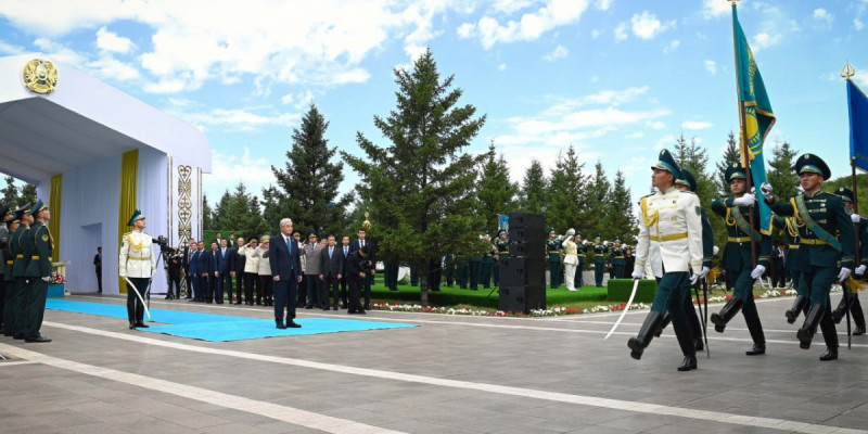 «Қастерлі рәміздеріміз – ұлт құндылықтарының жарқын символы»: Президент Мемлекеттік ту көтеру рәсіміне қатысты