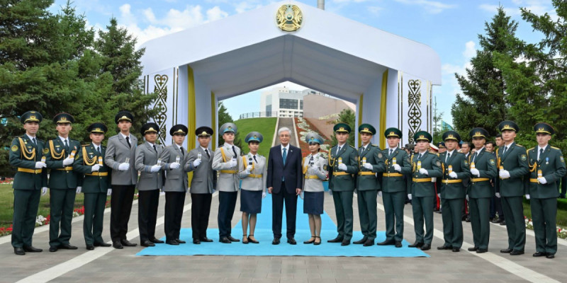 Президент әскери оқу орындарының үздік түлектеріне алғаш рет «аға лейтенант» шенін тапсырды