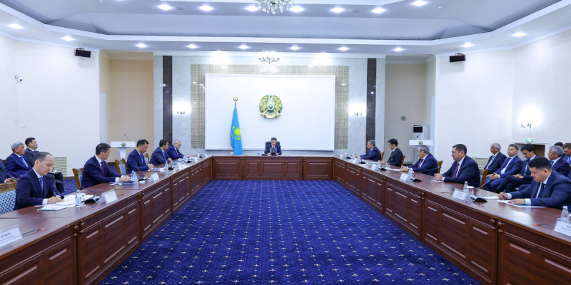 Олжас Бектенов көктемгі егіс жұмыстарын аяқтау және АӨК-ті дамыту мәселелері жөнінде кеңес өткізді