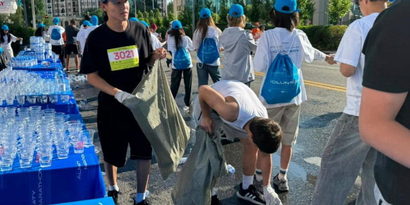 Astana Half Marathon қатысушылары «Таза Қазақстан» акциясын қолдап, плоггинг өткізді