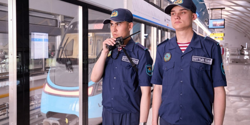 Ұлттық ұлан сарбаздары LRT стансаларында қызметке кірісті