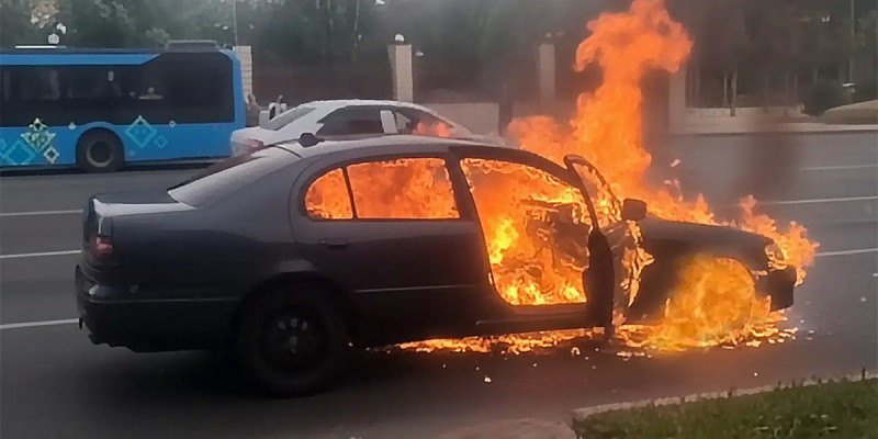 Астанада газбен жүретін Toyota Aristo көлігі өртеніп кетті (ВИДЕО)