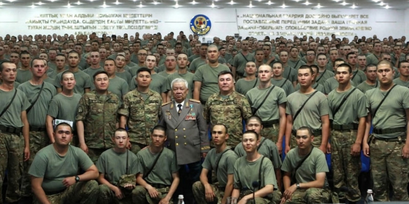 Халық Қаһарманы Бақытжан Ертаев жас сарбаздармен кездесті