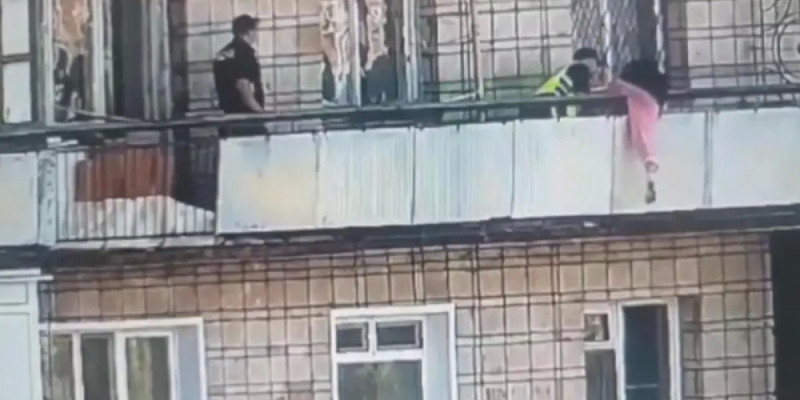 Соңғы сәтте үлгерді: Степногорскіде қызды құтқару сәті видеоға түсіп қалды