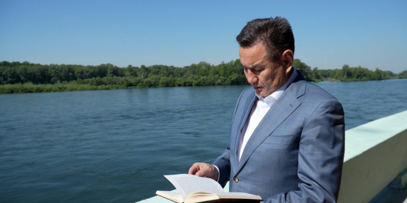 «Кітап оқитын ұлт» эстафетасы Ұлытауға жетті: Оқырманға бірегей шығарманы оқу ұсынылды