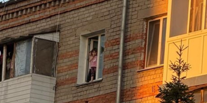 Петропавлда ашық терезе алдында ойнаған балалар отбасынан алынды