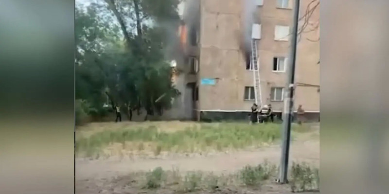 Павлодардағы бес қабатты үйден шыққан өрт: Екінші қабаттың терезесінен секірген қыз көз жұмды