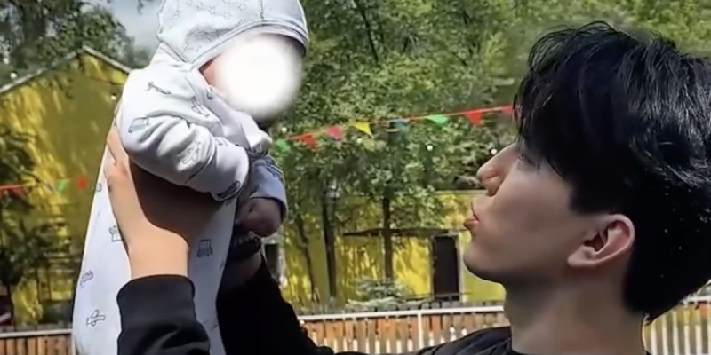 "Менен озып кетсін": Димаш Құдайберген кішкентай сәбиге батасын беріп, ырымдап аузына түкірді (ВИДЕО)