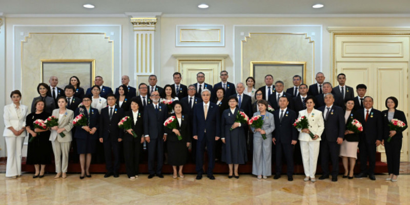 Мемлекеттік басшысы кәсіби мереке қарсаңында медицина қызметкерлерін марапаттады