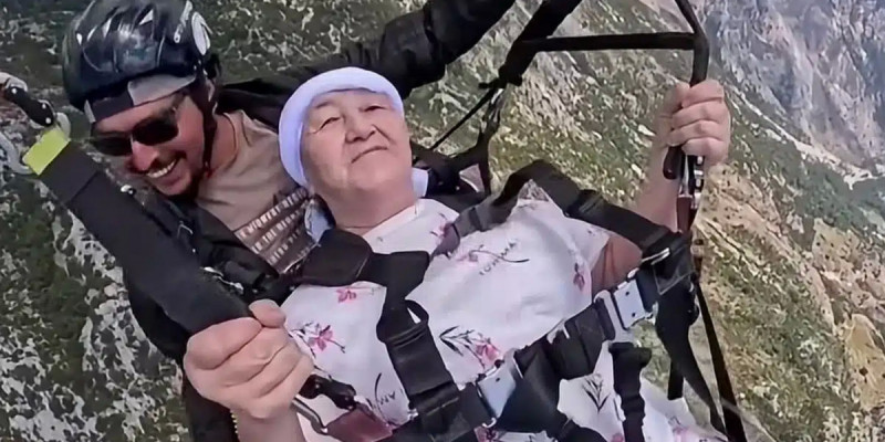 74 жастағы әжей парапланмен ұшып, жұртты таңғалдырды (ВИДЕО)