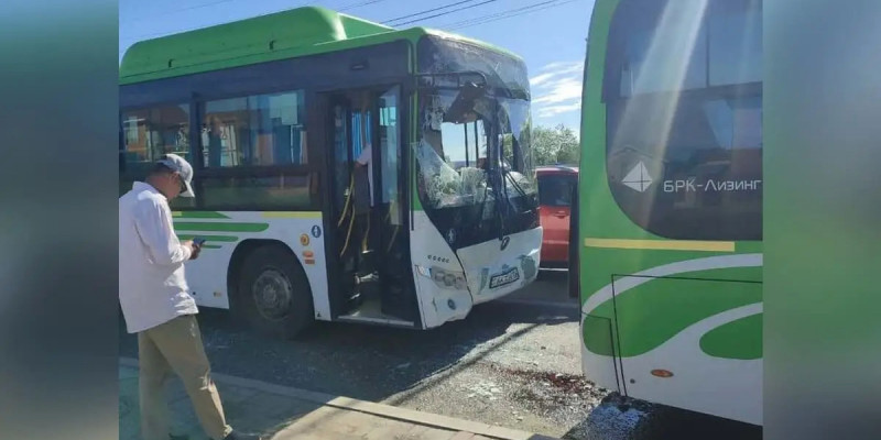 Атырауда екі автобус соқтығысып, алты адам ауруханаға түсті