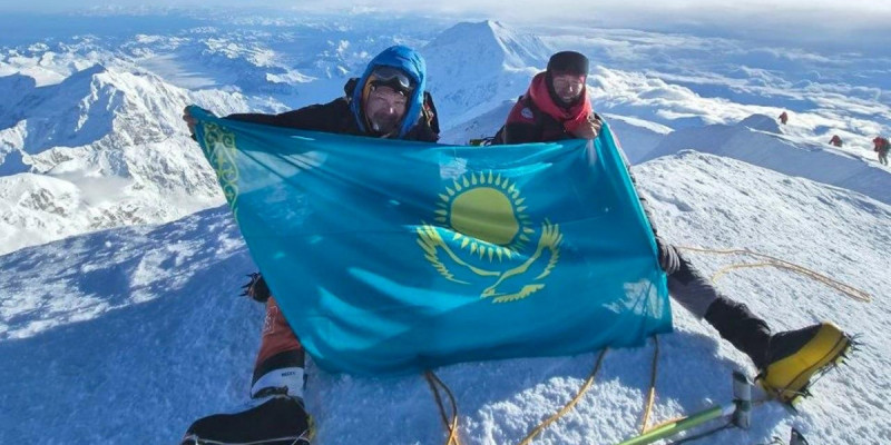 Қарулы күштердің әскери қызметкерлері Солтүстік Американың ең биік шыңына Қазақстан туын тікті