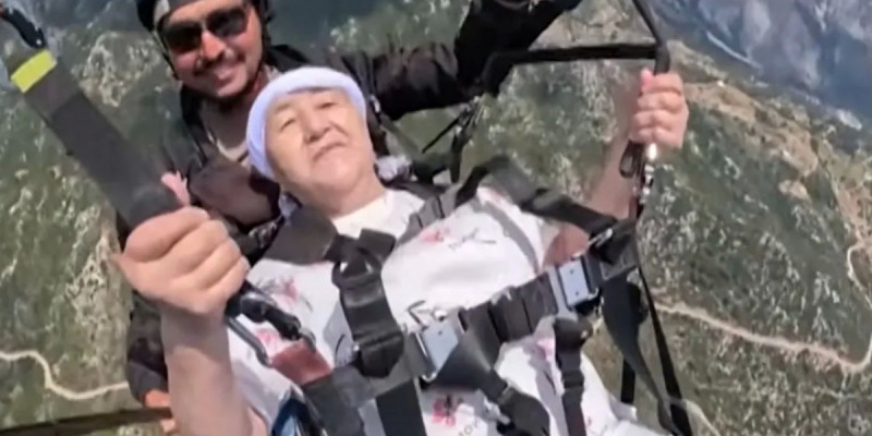 "Балаша қуандым": Парапланмен ұшқан 74 жастағы әжей әсерін бөлісті (ВИДЕО)