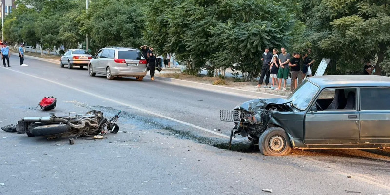 Ақтауда жеңіл көлікпен соқтығысқан мотоцикл жүргізушісі қаза тапты