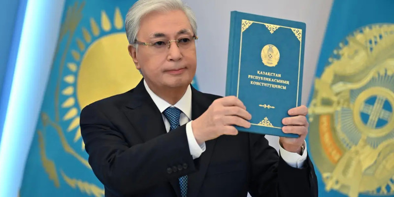 «Дәуірлік оқиға» – Тоқаев қазақстандықтарды жаңа Конституцияның заңды күшіне енуімен құттықтады