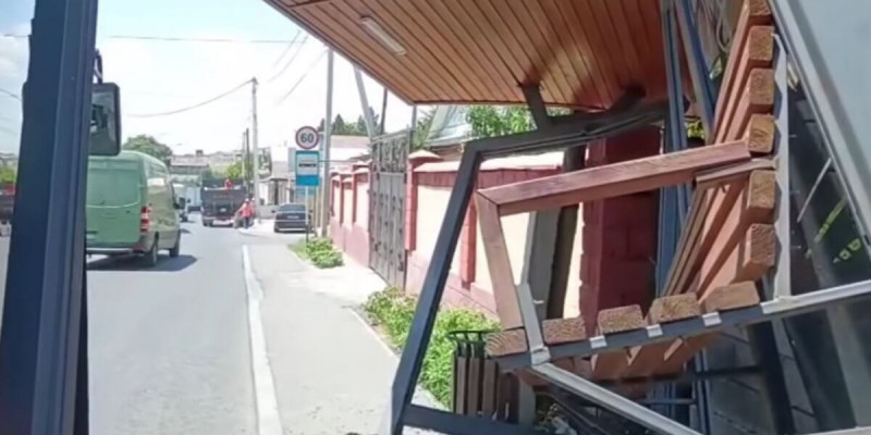 Шымкентте автобус жүргізушісі аялдаманы соқты