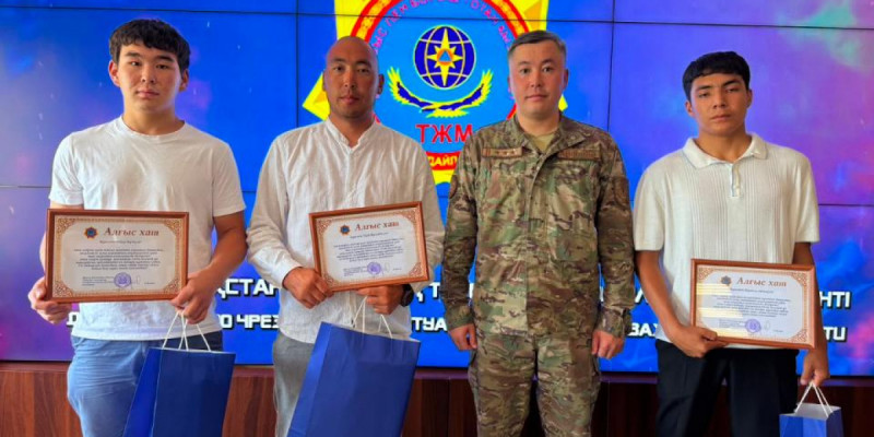ШҚО-да мұғалім мен оқушылар суға батып бара жатқан жігітті құтқарып қалды