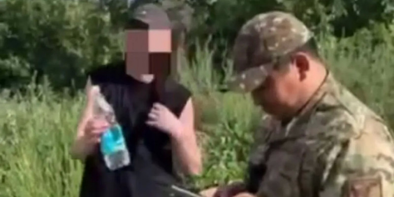 Астанада масаң күйдегі екі ер адам Есіл өзенін жүзіп өтпек болды