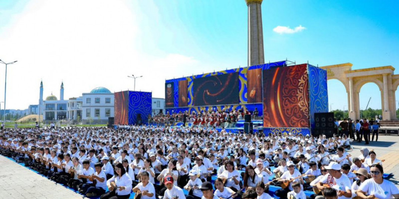 Ақтөбеде Ұлттық домбыра күніне орай 1500 домбырашы бір сахнада күй орындады