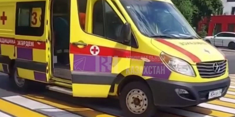 Павлодарда жедел жәрдем көлігі зейнеткерді қағып кетті