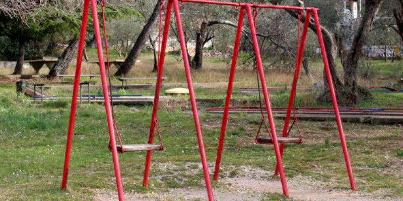 СҚО-да 17 жастағы қыздың үстіне әткеншек құлап кеткен