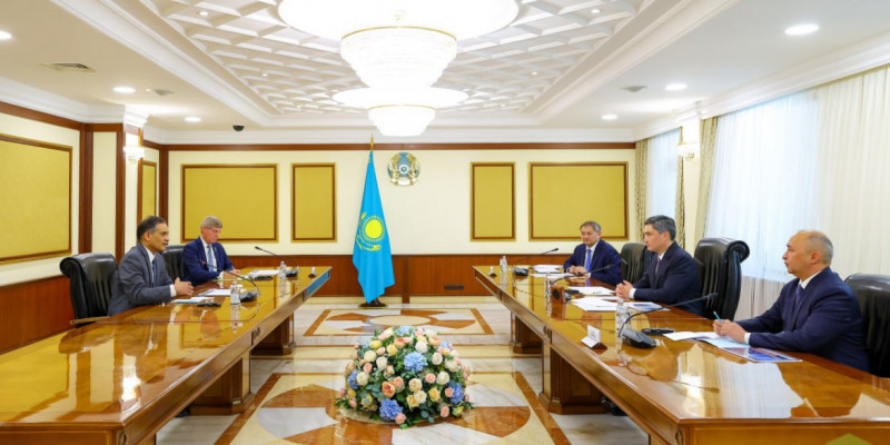 Үкімет басшысы Аризона университетінің президентімен кездесті