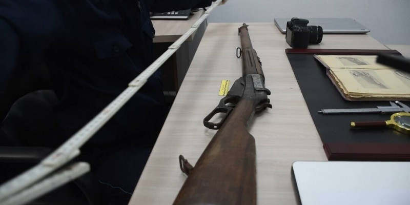 Атырау тұрғыны тарихи Winchester 1895 қаруын полицияға тапсырды