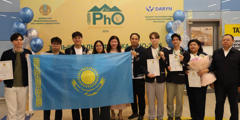 Жұлдыз Сүлейменова Халықаралық физика олимпиадасының жеңімпаздарын әуежайда қарсы алды
