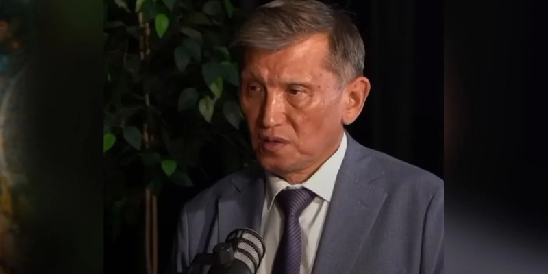 Дастархан үстінде қол алысып амандасу — әдепсіздік
