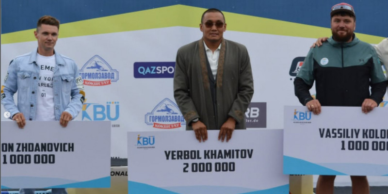 Паралимпиада чемпионы Ербол Хамитов пен оның бапкеріне сыйақы берілді