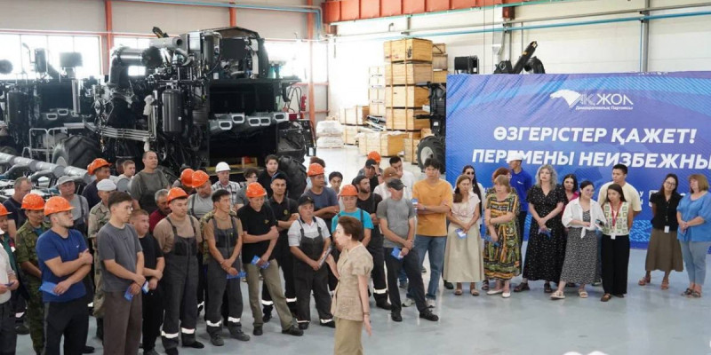 «Ақ жол» партиясының белсенділері ҚАИК зауытының қызметкерлерімен кездесті