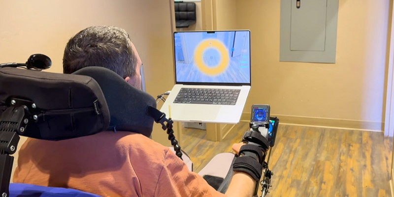 Neuralink пациенттері мүгедектер арбасын ой арқылы басқара бастады (ВИДЕО)