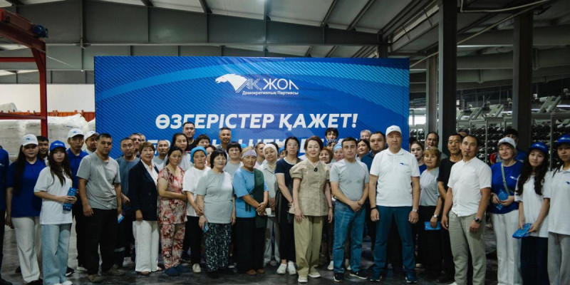 «Ақ жол» партиясының өкілдері Көкшетаудағы өндіріс кәсіпорнының ұжымымен кездесті