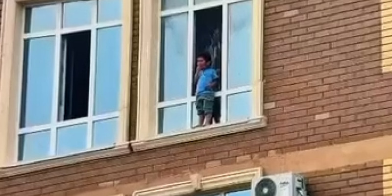 Ақтауда полицейлер 10-қабаттың терезе жақтауында тұрған баланы құтқарып қалды (ВИДЕО)