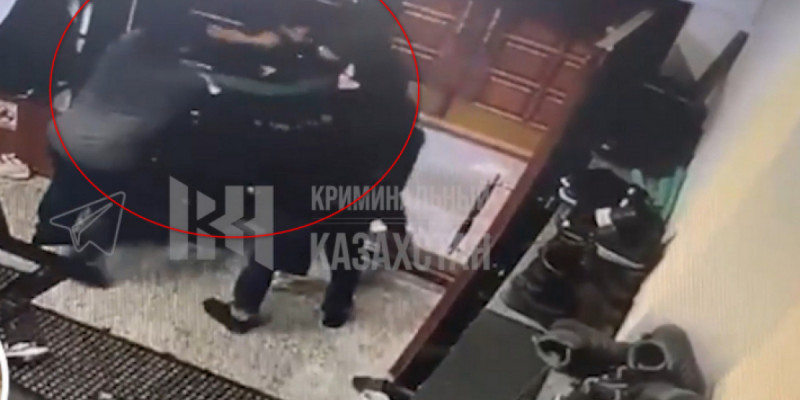 Ақтөбеде мешіт қызметкері 15 жастағы баланы ұрып тастаған (ВИДЕО)