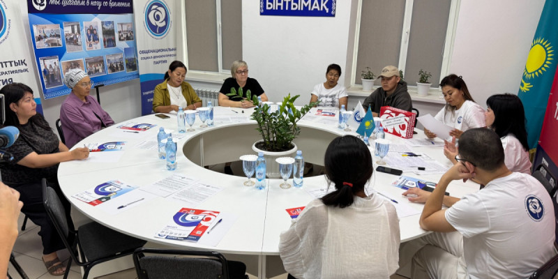 ЖСДП өкілі Оралда созылмалы ауруға шалдыққан балаларды тәрбиелеп отырған отбасылардың ұсыныстарын тыңдады