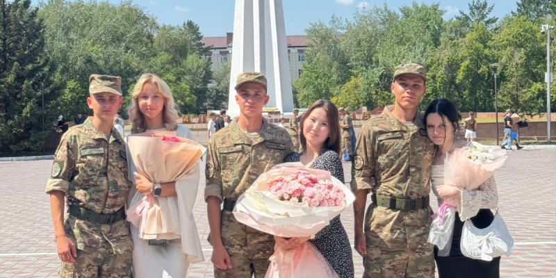 Павлодарда үш сарбаз ант қабылдаған күні сүйіктілеріне сөз салды