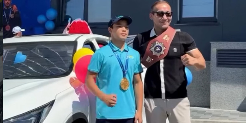 Шымкентте әлем чемпионы атанған жас балуанға көлік табысталды
