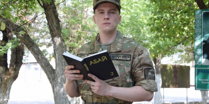 Ұлттық ұлан сарбазы Артём Кудряшов Абайдың өлеңдері арқылы қазақ тілін үйренген